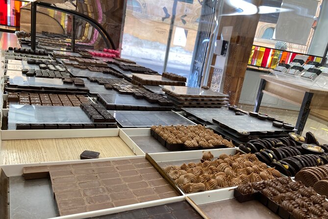 2-Hour Foodie Tour with 10 Tastings in Aix-en-Provence - Calissons, nougat, and the taste of Provence