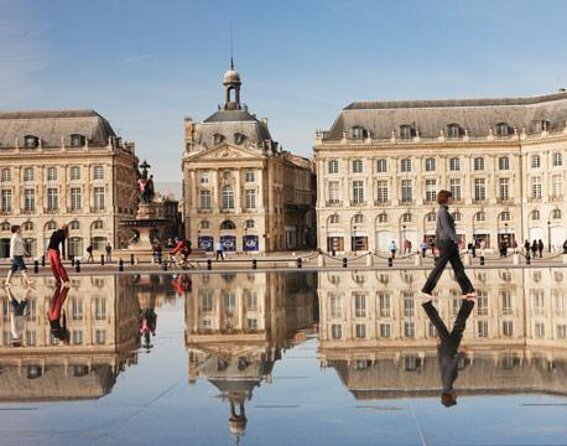 2-Hour Walking Tour of the City’s Iconic Sights and History - Key points at a glance