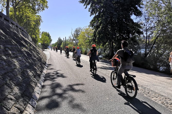 4h Complete Lyon Experience: E-Bike, Food Tasting & Old Town Walk - Croix-Rousse and Fourvière: the hills that justify four hours