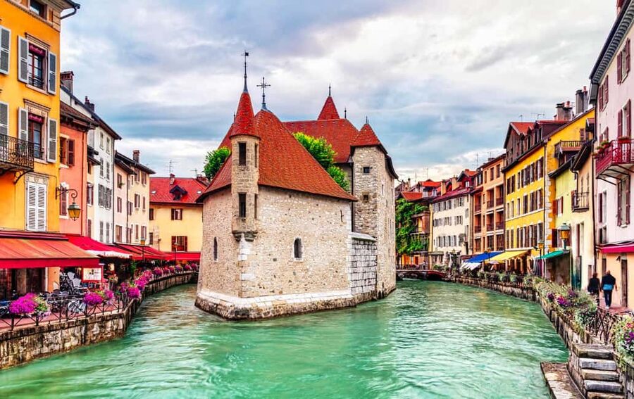 Annecy: Express Walk with a Local in 60 minutes - Key points to know before booking