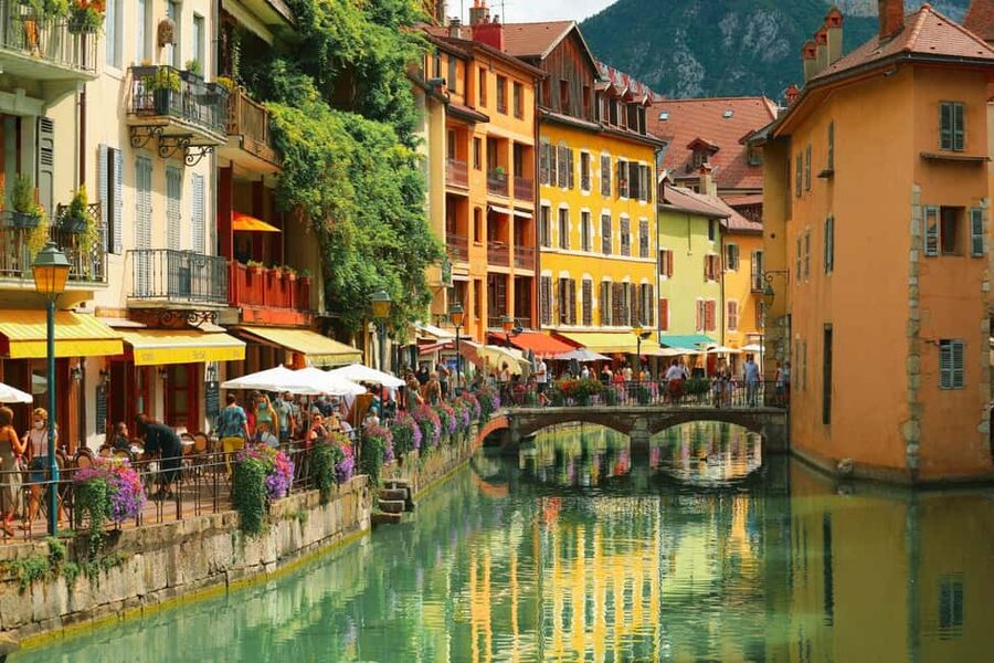 Annecy: Express Walk with a Local in 60 minutes - Starting at Pharmacie Le Genevois