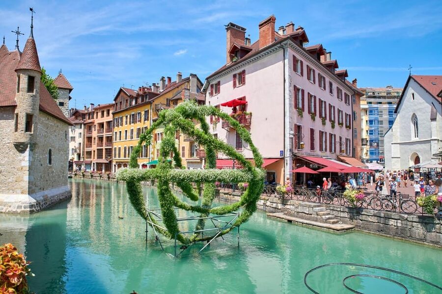 Annecy: Express Walk with a Local in 60 minutes - The guides make the difference