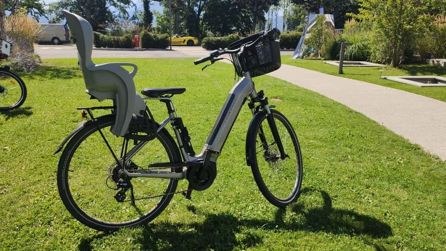 Annecy-le-Vieux, France: Electric and Classic Bike Rentals - Key points for your Lake Annecy ride