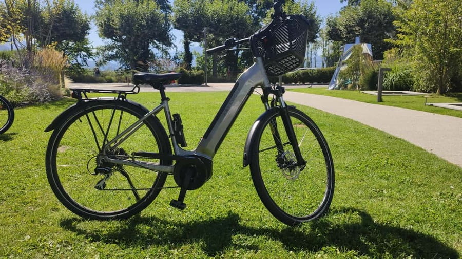 Annecy-le-Vieux, France: Electric and Classic Bike Rentals - How the full day works for different riders