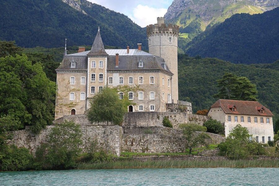 Annecy: Private Guided Tour - Discover "Venice of the Alps" - What the guides add to the experience