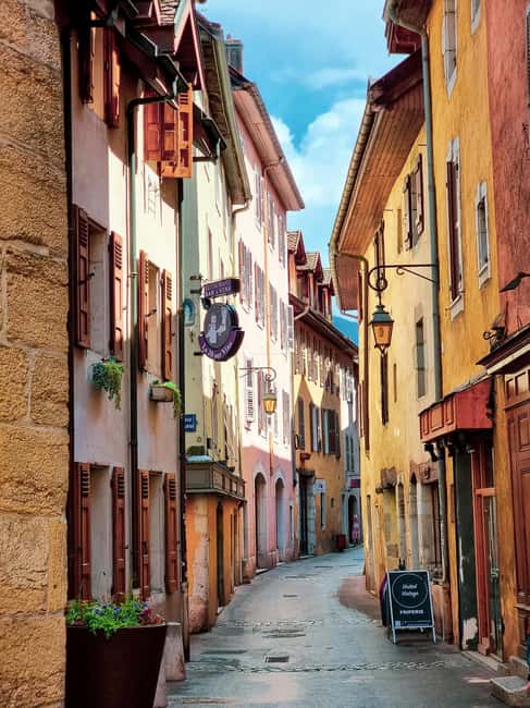 Annecy: Traditional Food Group Walking Tour - Guides, languages, and group atmosphere