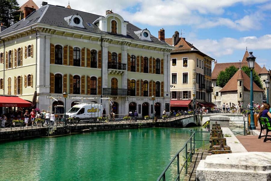 Annecy: Traditional Food Group Walking Tour - Who should book this Annecy food walk?