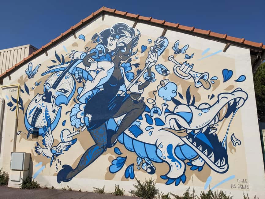 Antibes: 2 hour walking tour in the old town - Safranier and the character of Place Nationale