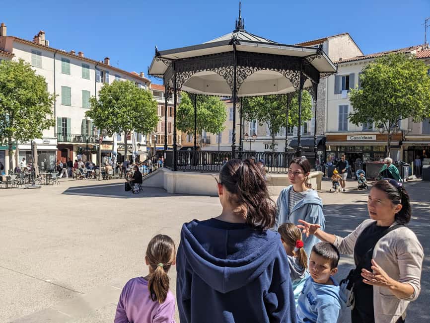 Antibes: 2 hour walking tour in the old town - Urban art and working craft studios