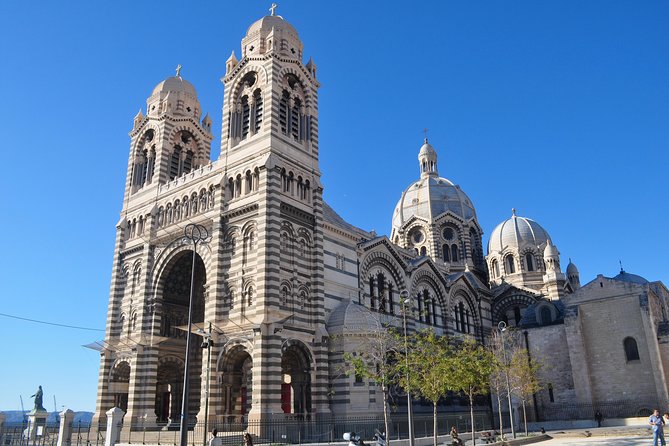 Authentic visit of Marseille - Walking through the narrow lanes of Le Panier