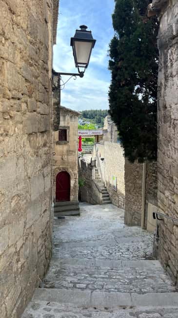 Avignon: Pont du Gard, Saint Remy and Les Baux Half-Day Tour - The guides are the main strength