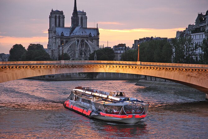 Bateaux Mouches Dinner Cruise on the Seine River in Paris - Dinner, music, and the pace of service