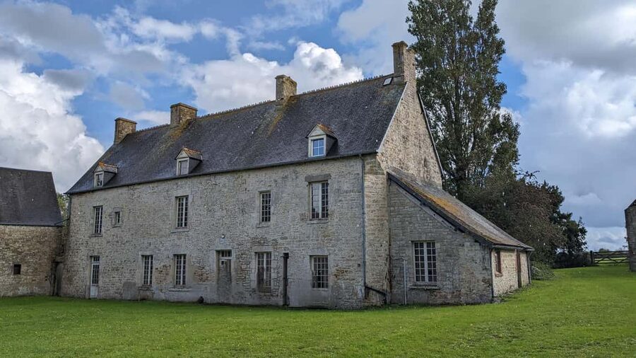 Bayeux: Band Of Brothers Full-Day Tour - Sainte-Marie-du-Mont and the Brecourt Manor action