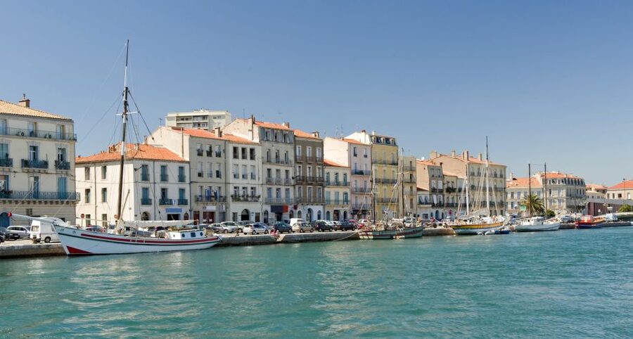 Boat walk in Sete on the singular island 1 hour - The sights are close, colorful, and local