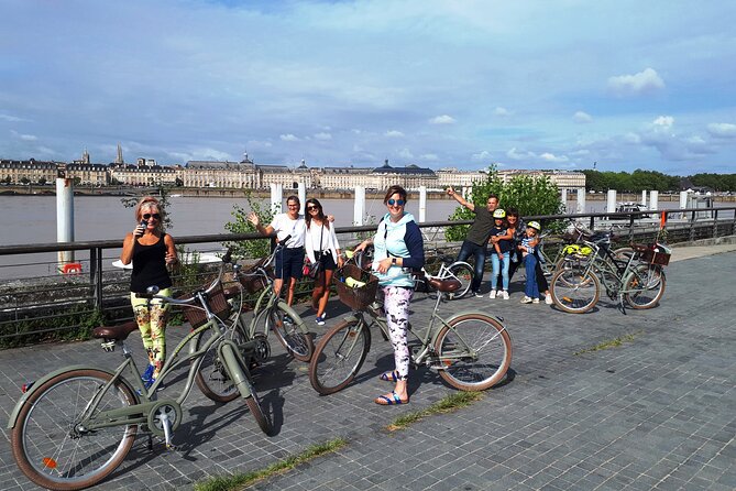 Bordeaux bike tour "The Best of Bordeaux" - Small squares, the Water Mirror, and Porte Cailhau
