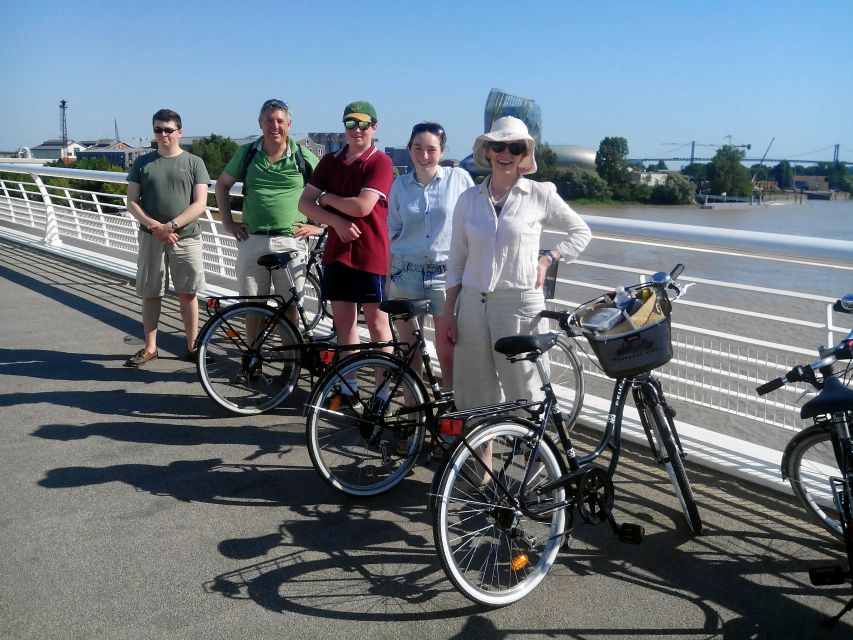Bordeaux: Essentials 3-Hour Bike Ride - A green finish at Jardin Public and Palais Gallien