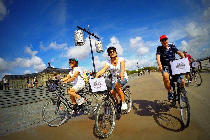 Bordeaux Essentials Sightseeing Bike Tour with a Local Guide - Bikes, distance, and physical effort