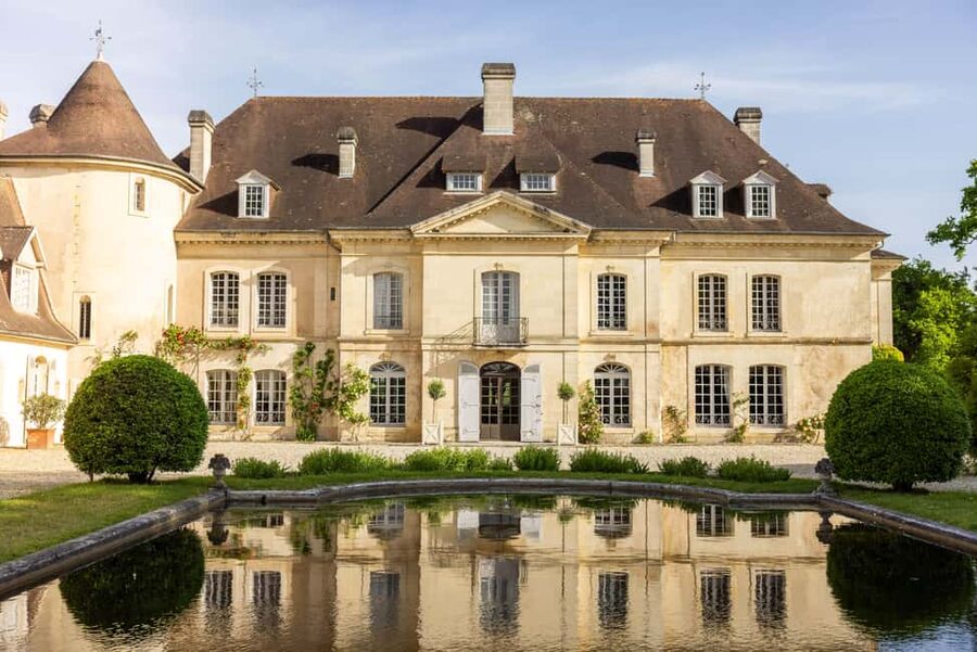 Bordeaux Full Day Wine Tour - 3 Wineries & Picnic Lunch - A vineyard picnic with local food and château wine
