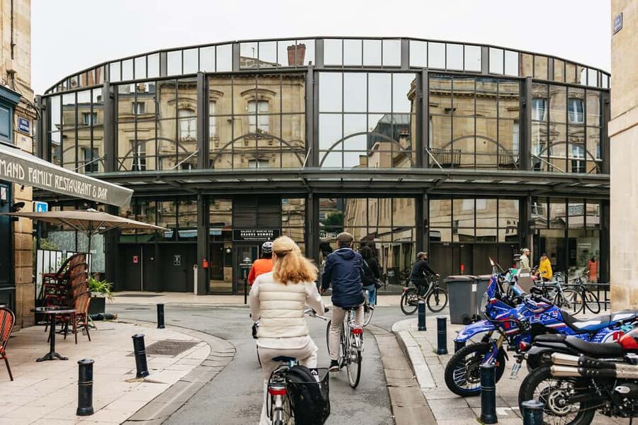 Bordeaux: Historic Center & Chartrons District Bike Tour - Crossing the Pont de Pierre