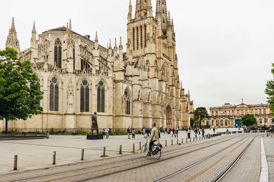 Bordeaux: Historic Center & Chartrons District Bike Tour - Chartrons, once a merchant quarter