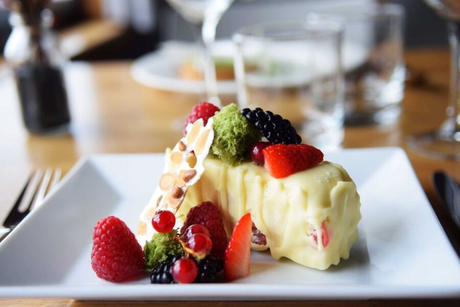 Bordeaux: Lunch Cruise - A three-course lunch prepared on board