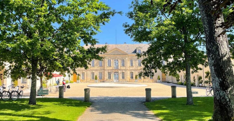 Bordeaux: Médoc & St-Emilion Wine 3 châteaux with lunch - Three châteaux, two famous Bordeaux regions