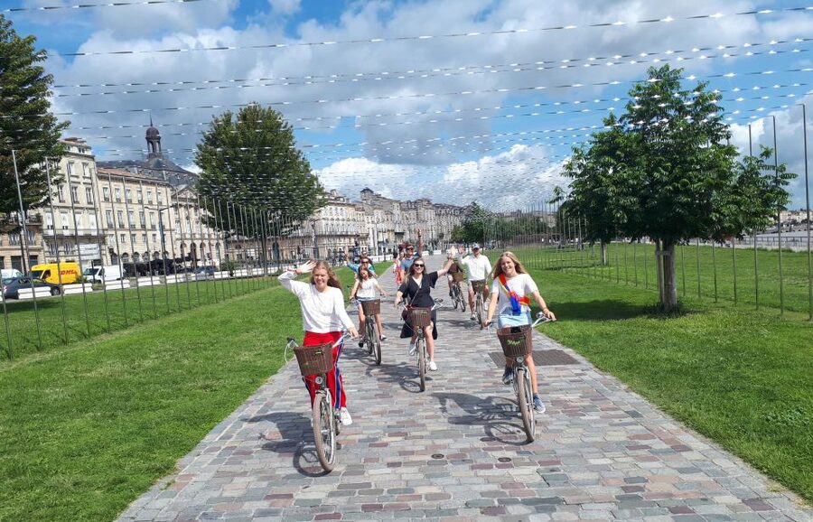 Bordeaux: Top Landmarks & Historic Bike Tour - Cathedral, Saint-Pierre, and the old streets