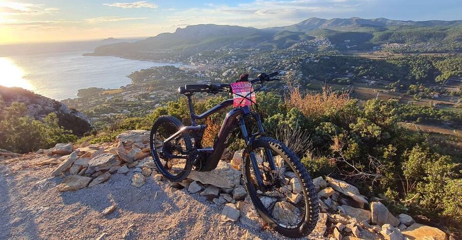 Calanques National Park: E-Mountain Bike with Virtual Guide - A look at the equipment and riding setup