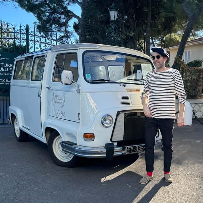 Cannes: City Tour in a Vintage Bus - Palais des Festivals: a 15-minute red-carpet photo stop