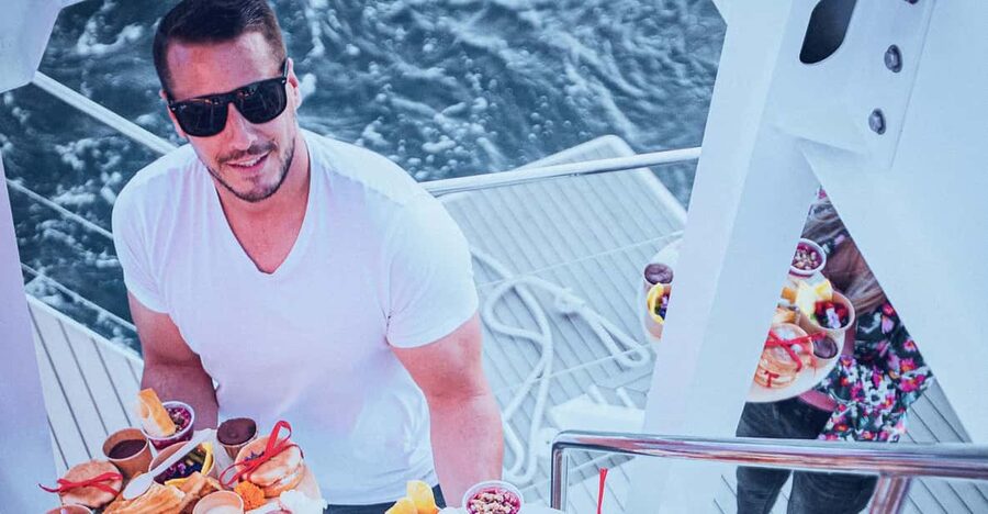 Catamaran Lucile | Sunday brunch - The DJ changes the mood