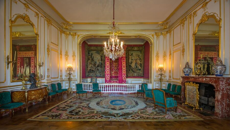 Chambord: Entry Ticket to the Castle - The film and free guide fill in the gaps