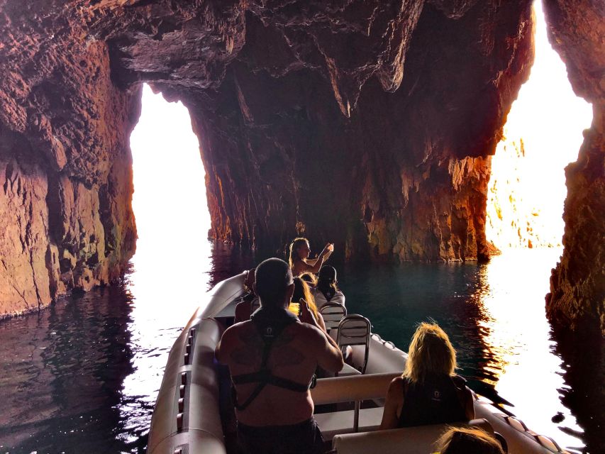 Croisière Calanques de Piana - Baignade bateau 12 places - Entering the red cliffs of the Calanques de Piana