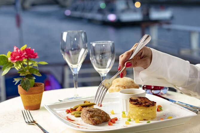 Dinner Cruise Prestige Check-out from the Eiffel Tower - Is the food worth the price?