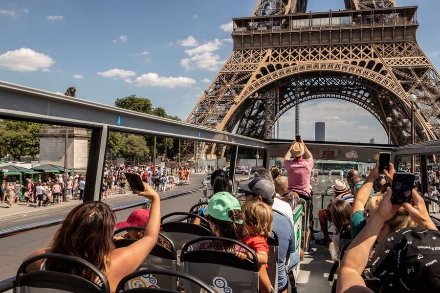 Disneyland Paris: Bus Sightseeing Tour in Paris - Using the hop-on hop-off bus in Paris