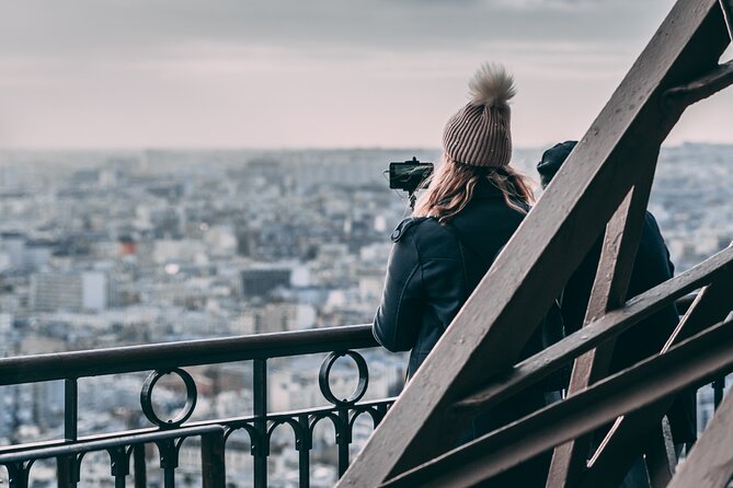 Eiffel Tower Elevator Tour with Optional Summit & Cruise Access - What the guides add to the visit