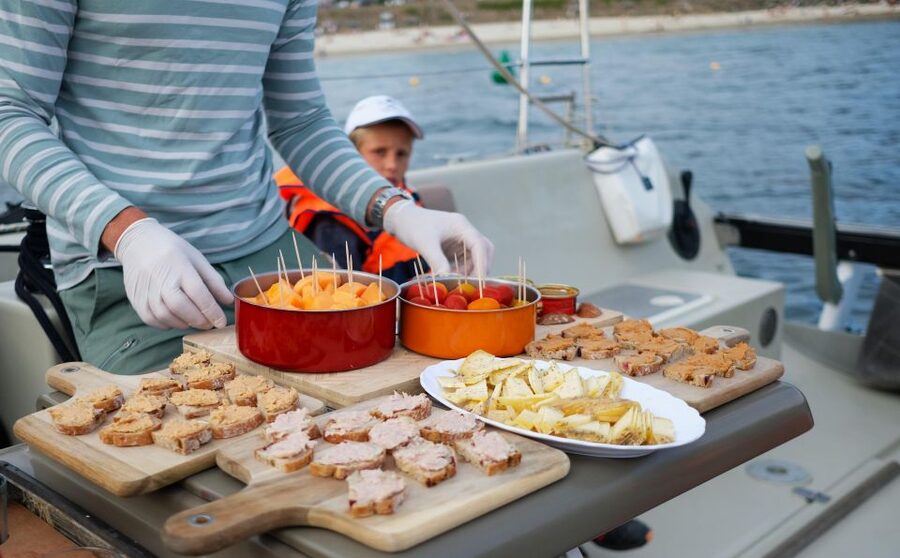 Evening aperitif cruise at the entrance of Morbihan's Gulf - Languages, timing, and practical planning