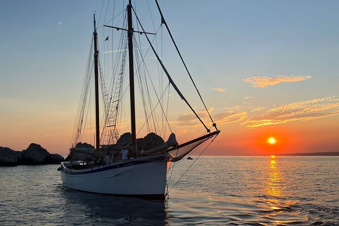 Evening cruise at sunset - Why the Calanques look best from the water