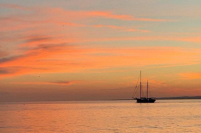 Evening cruise at sunset - Music, crew, and the mood on board