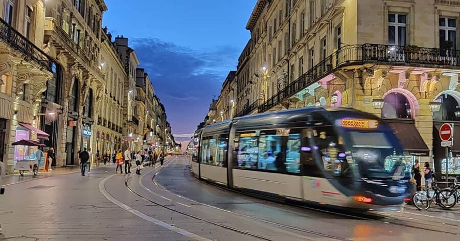 Exclusive! Bordeaux: Nighttime Highlights Walking Tour - A canelé break with a taste of Bordeaux
