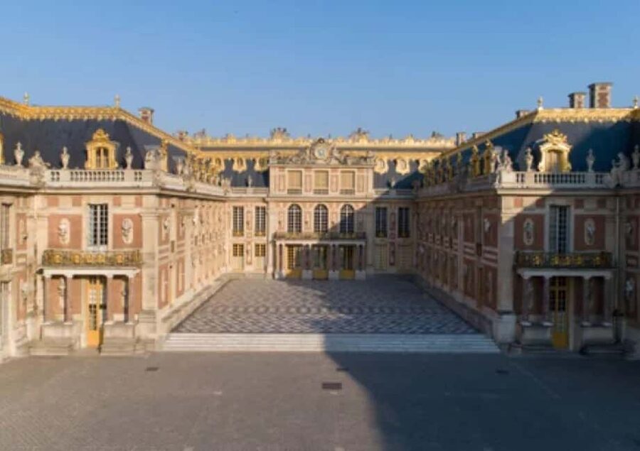 Excursion from Paris to Versailles Palace by Tootbus - Entering the Palace of Versailles