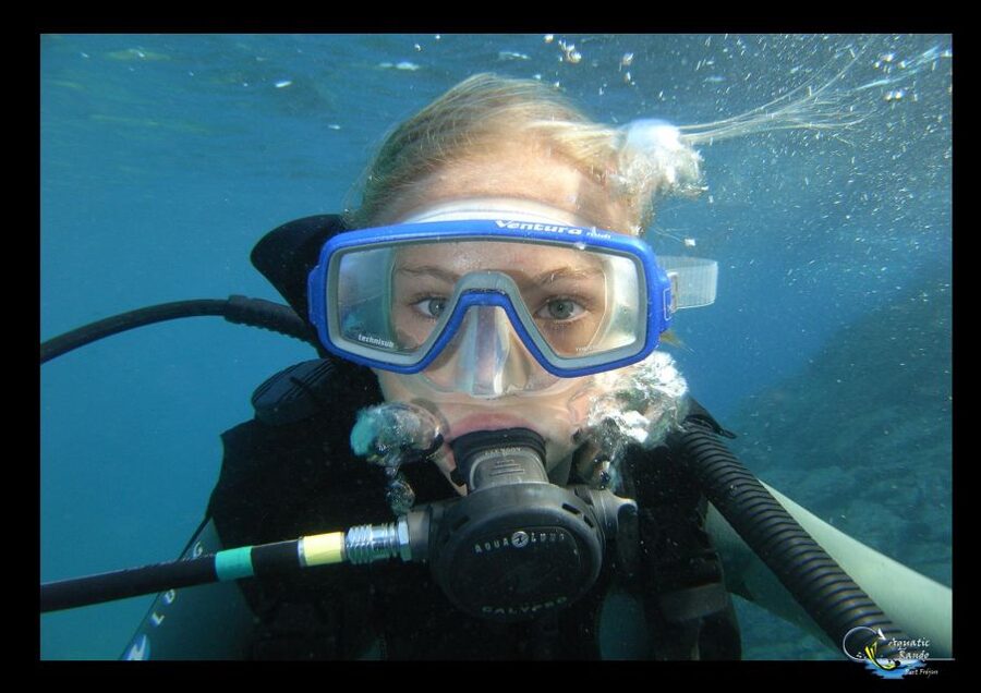 Fréjus: Diving Experience in Port-Fréjus with an Instructor - Getting ready with a French-speaking instructor