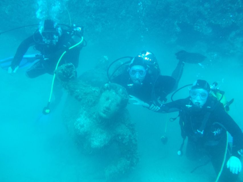 Fréjus: Diving Experience in Port-Fréjus with an Instructor - Entering the water along the Mediterranean coast