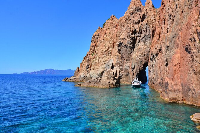 Friendly discovery of Scandola Calanques de Piana and meal stop at Girolata - The boat, comfort, and group size