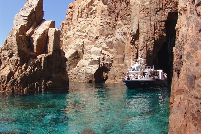 Friendly discovery of Scandola Calanques de Piana and meal stop at Girolata - Entering the Scandola Nature Reserve