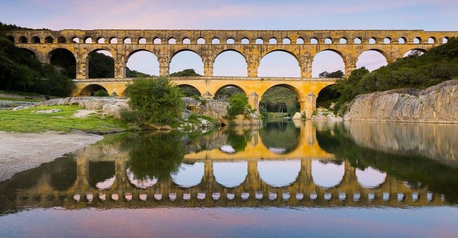 From Avignon: Full-Day Best of Provence Tour - Fontaine-de-Vaucluse and the spring at the foot of the mountains