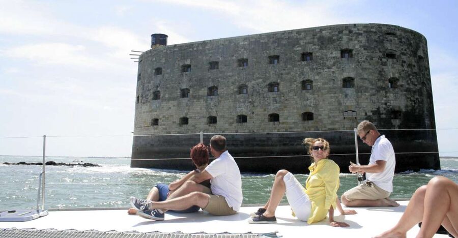 From La Rochelle: Sailing Cruise to Fort Boyard - Crossing the bay under sail