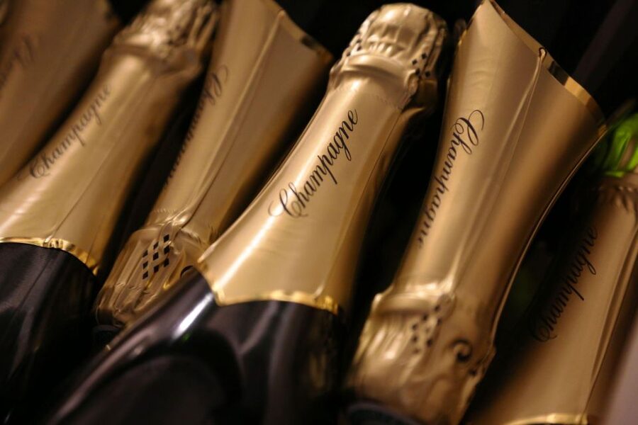 From Paris: Champagne Day Trip with 7 Tastings and Lunch - What the guide adds to the day