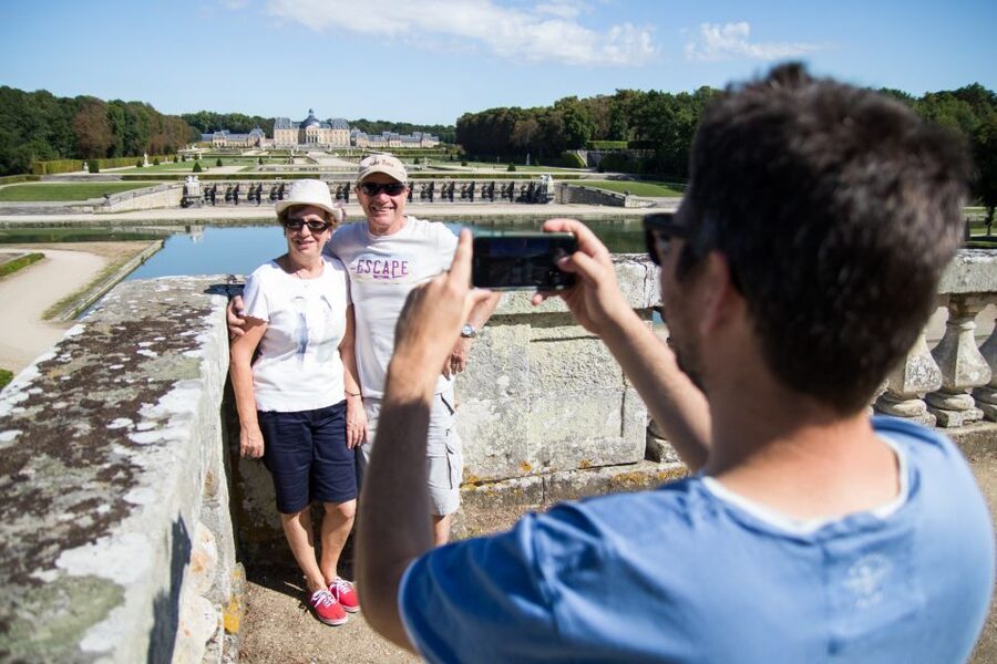 From Paris: Chateau de Fontainebleau & Vaux-Le-Vicomte Tour - Lunch in Fontainebleau, with one hour to choose