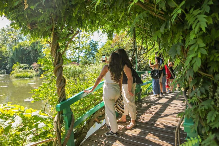 From Paris: Day Trip to Giverny & Versailles with Lunch - Practical details that make the day easier