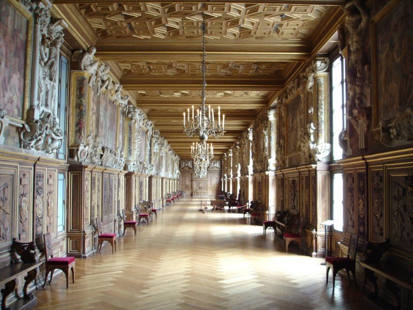 From Paris: Fontainebleau & Vaux-le-Vicomte Private Tour - Entering Fontainebleau Palace